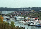 Verkehrsfreigabe des Kanals an der Europäischen Wasserscheide bei Pierheim, am 25.09.1992, Kanal-km 102,2. : Ausflugsschiff, Publikum, Europäische Wasserscheide